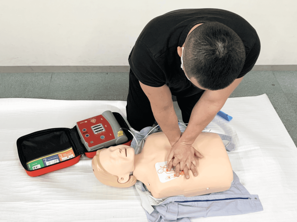 心肺蘇生法の練習をしている男性