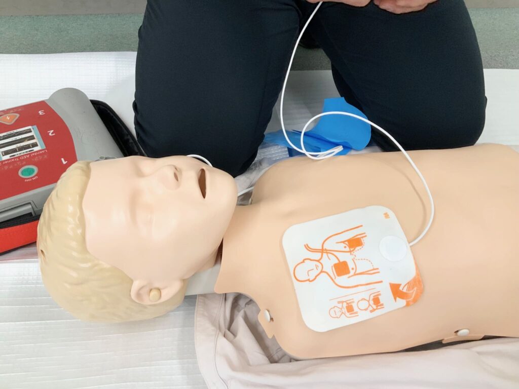 小児の人形で心配蘇生の練習をしている