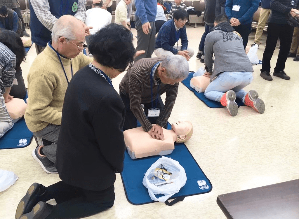 男性が心肺蘇生の講習を受けている