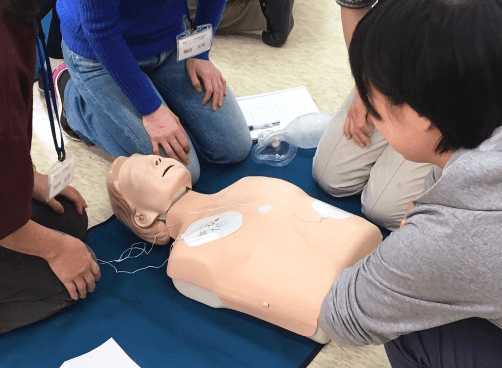 数人で心肺蘇生法を学んでいる