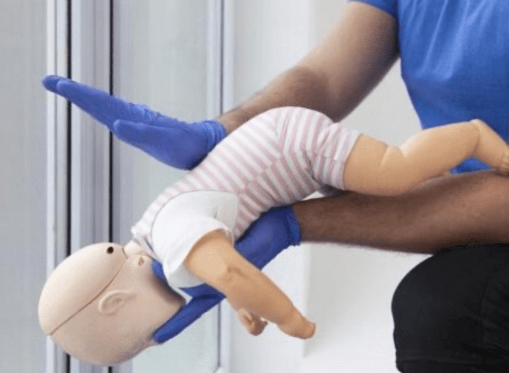 乳児の救助の練習