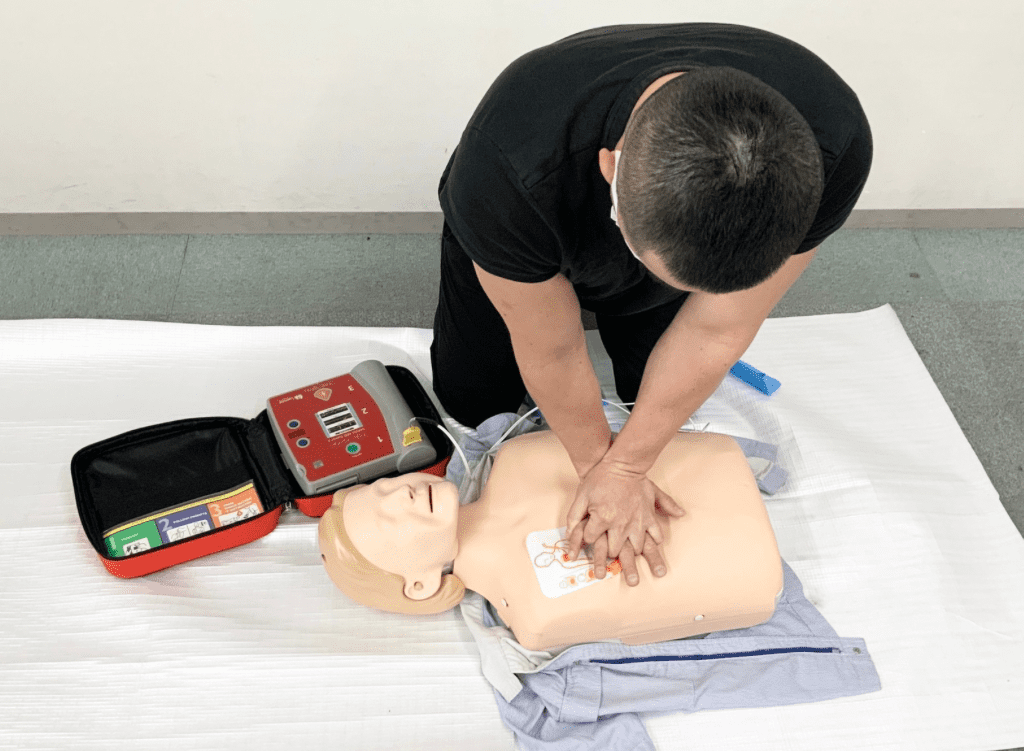 心肺蘇生法の練習をしている男性