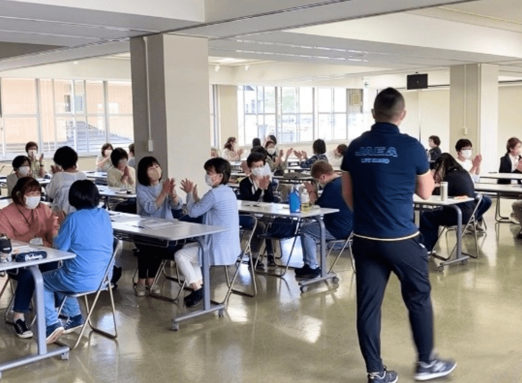 受講者が向かい合い対談をしている