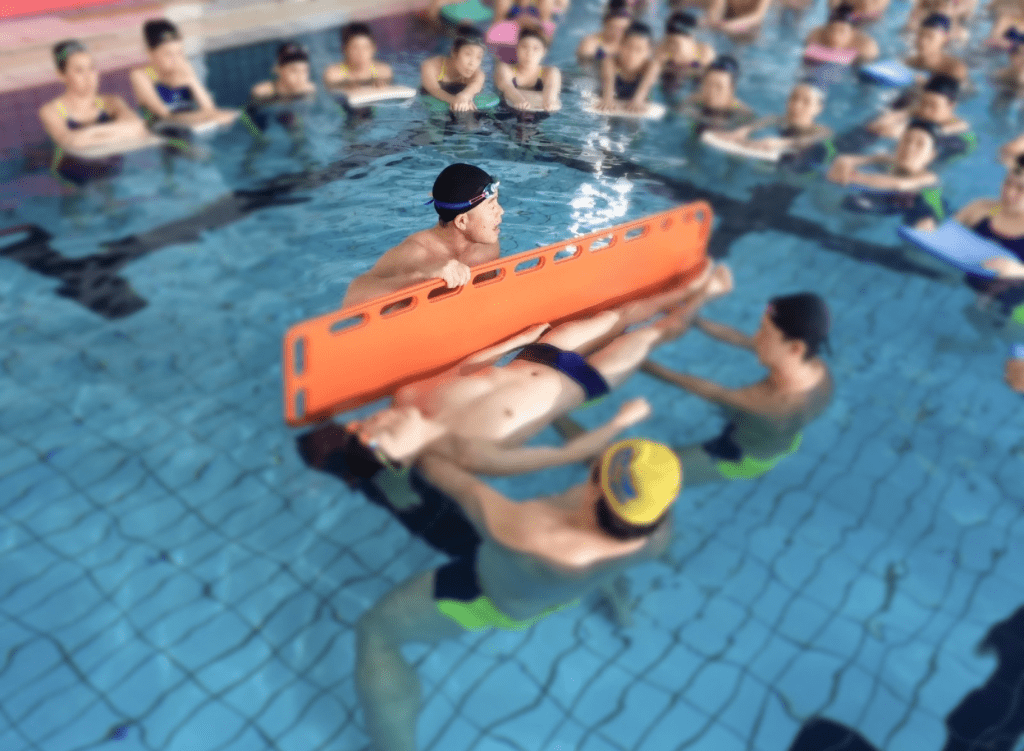 プールの中で救命法を実践している