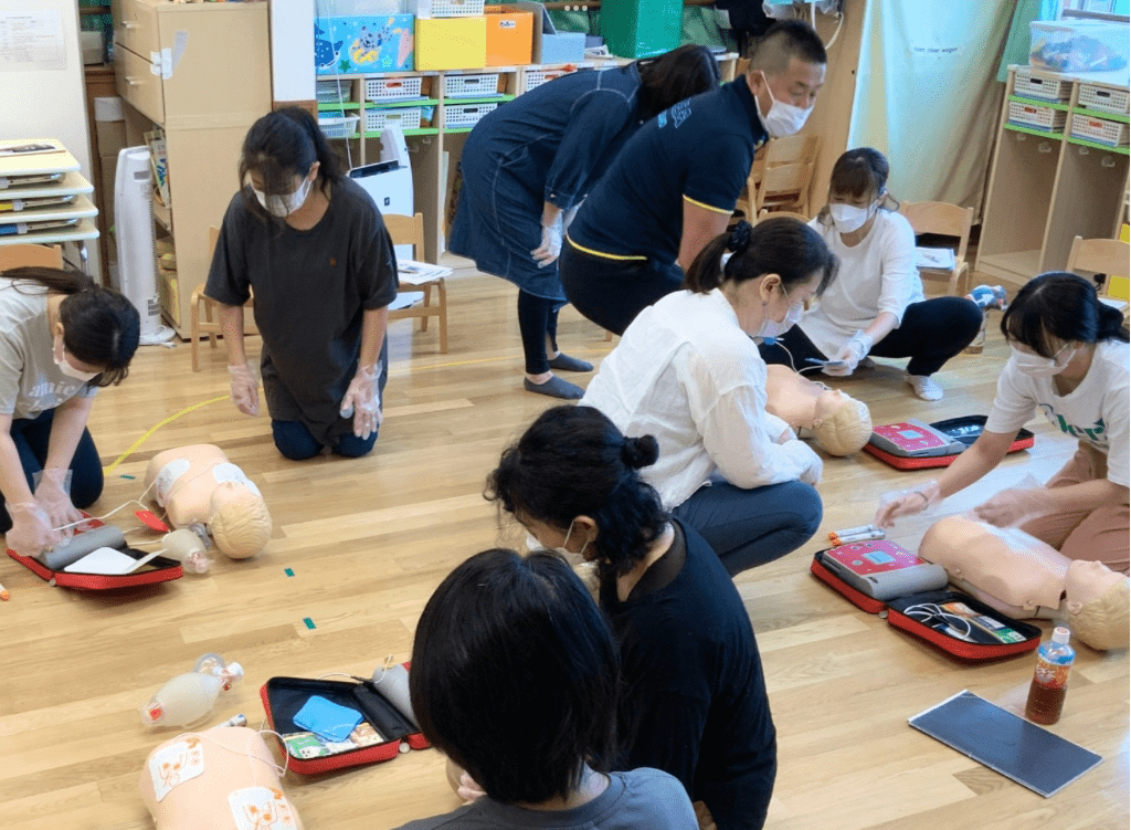 受講者が心肺蘇生法の実践をしている