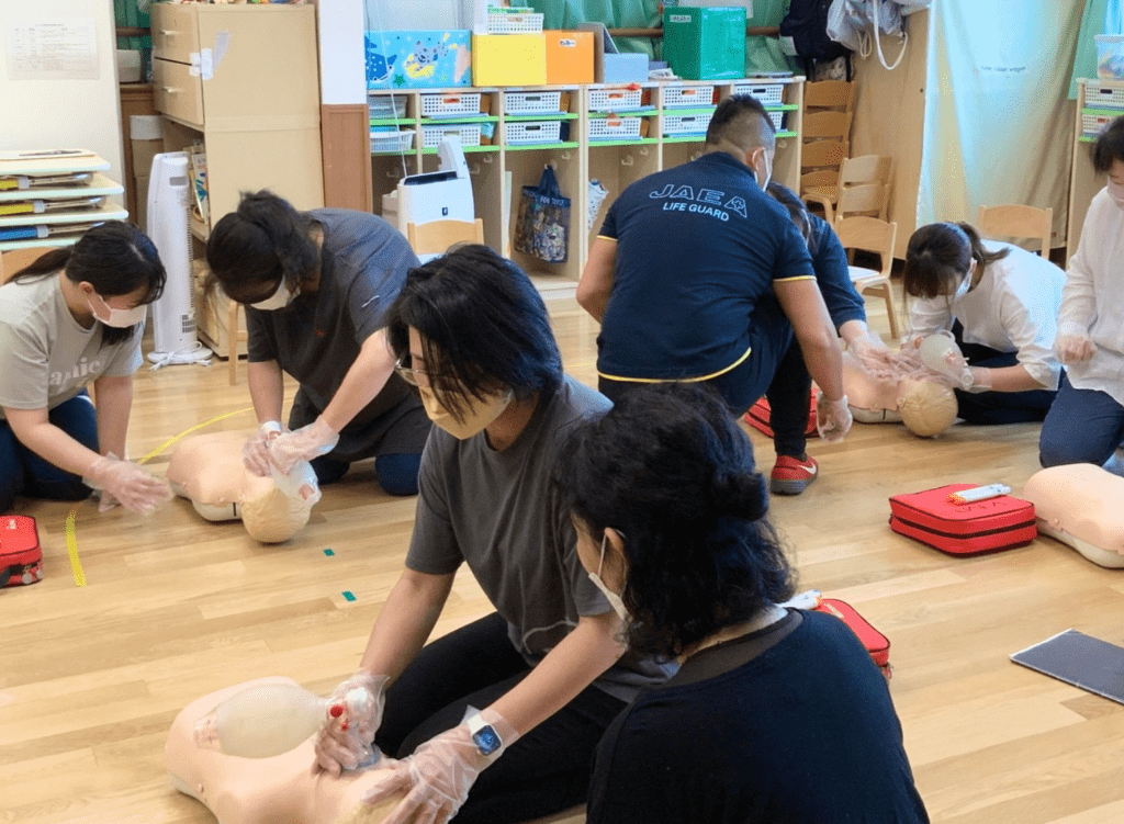 受講者が心肺蘇生法の実践をしている