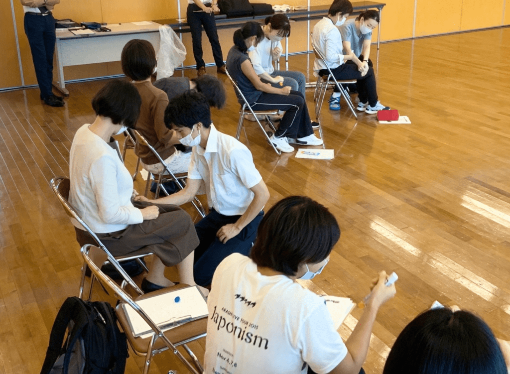 二人一組になりエピペンの打ち方の練習