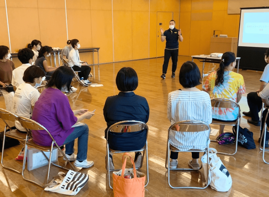 受講者がエピペンについて話を聞いている