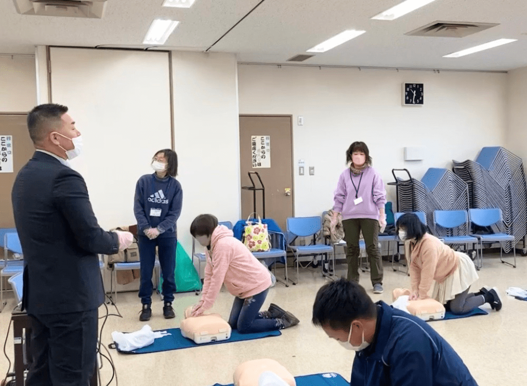 心肺蘇生法をしている受講者を講師が見ている