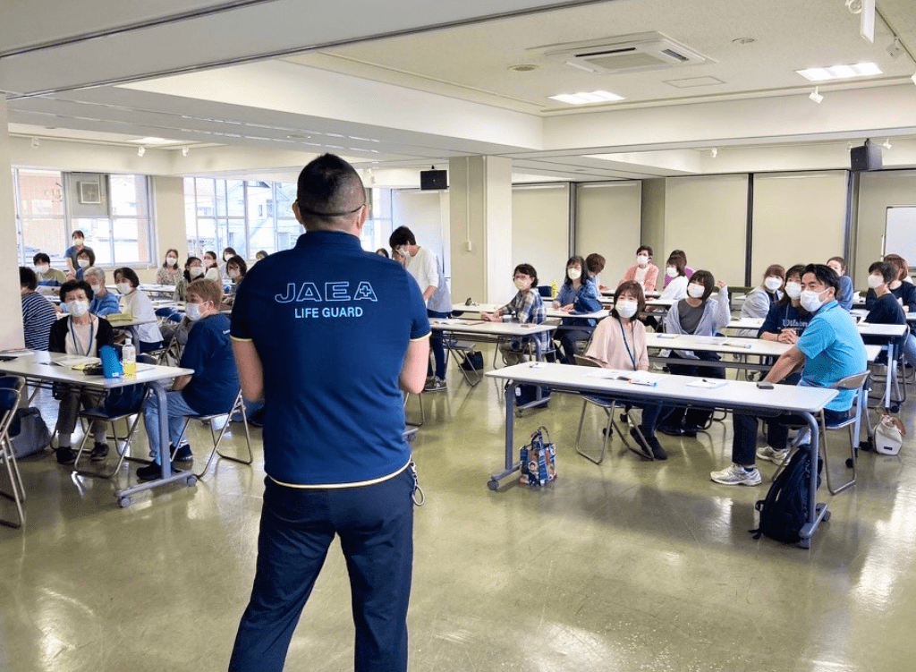 講師が講義を行っている姿